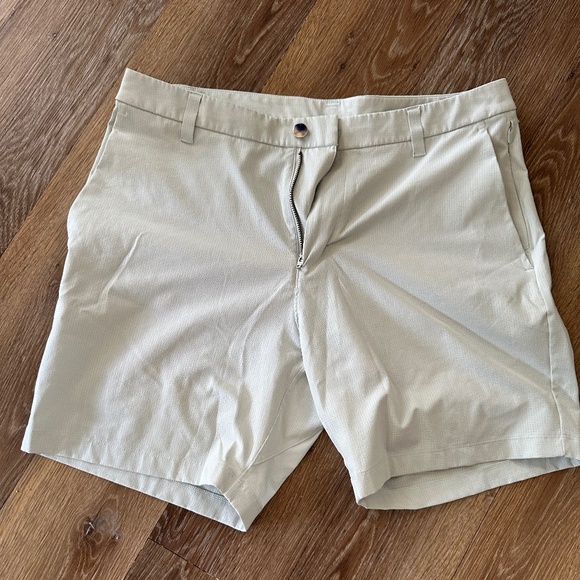 Mens' Lululemon White Shorts Size 34 - Picture 1 of 3